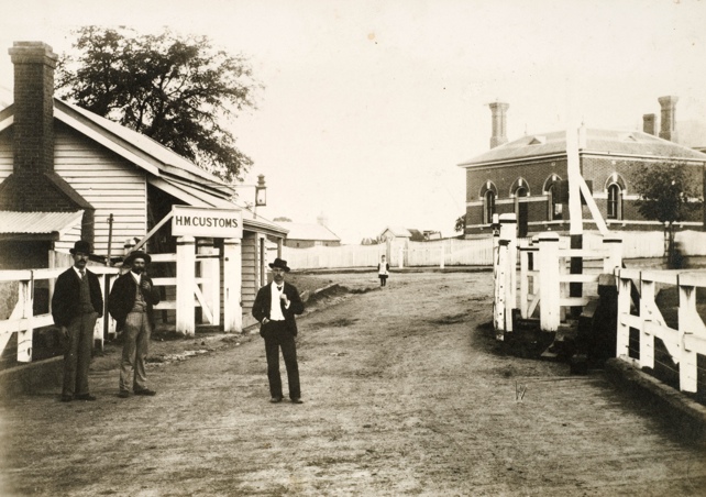 A photo of customs officers at the Wahgunyah custom station in Victoria