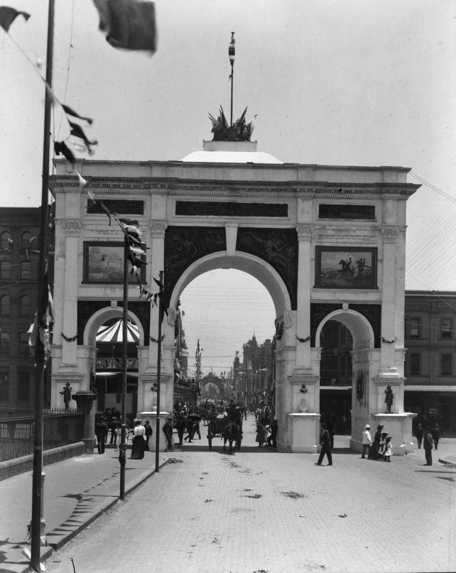 A view of the Commonwealth arch in Park Street, Sydney, 1901
