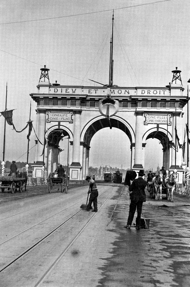 A photo of the Municipal arch on Princes Bridge, Melbourne, May 1901