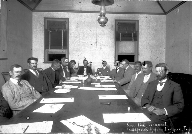 A photo of an Eastern Goldfields Reform League Executive Council meeting, 1900.